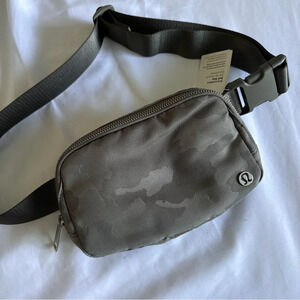 🆕🩶 OG Lululemon Everywhere Belt Bag - Heritage Camo Max Rover White Opal